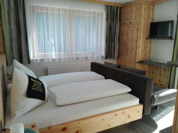Räumlichkeiten mit Doppelbett