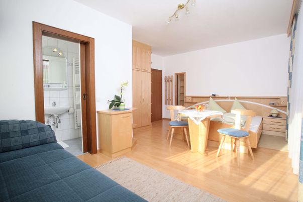 Zimmer mit Sitzgelegenheit