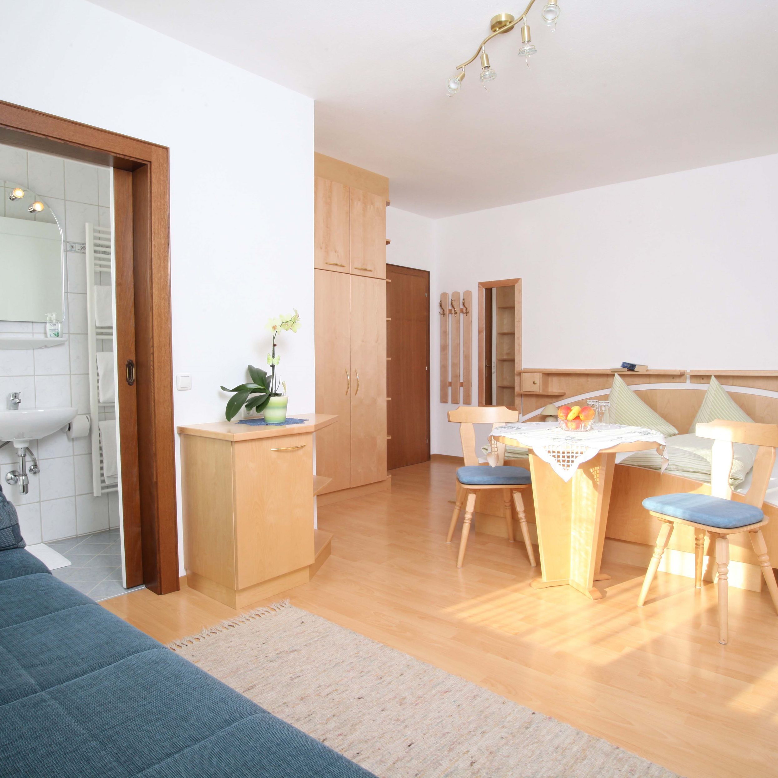 Zimmer mit Sitzgelegenheit